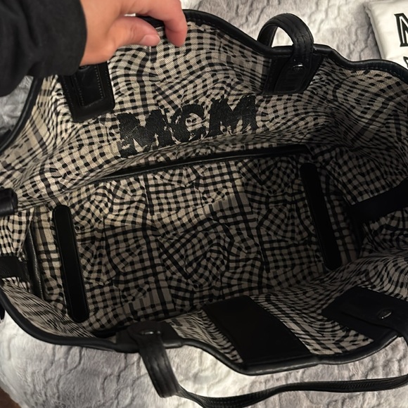 MCM Reversible Shoppe for Sale - Picture 8 of 13